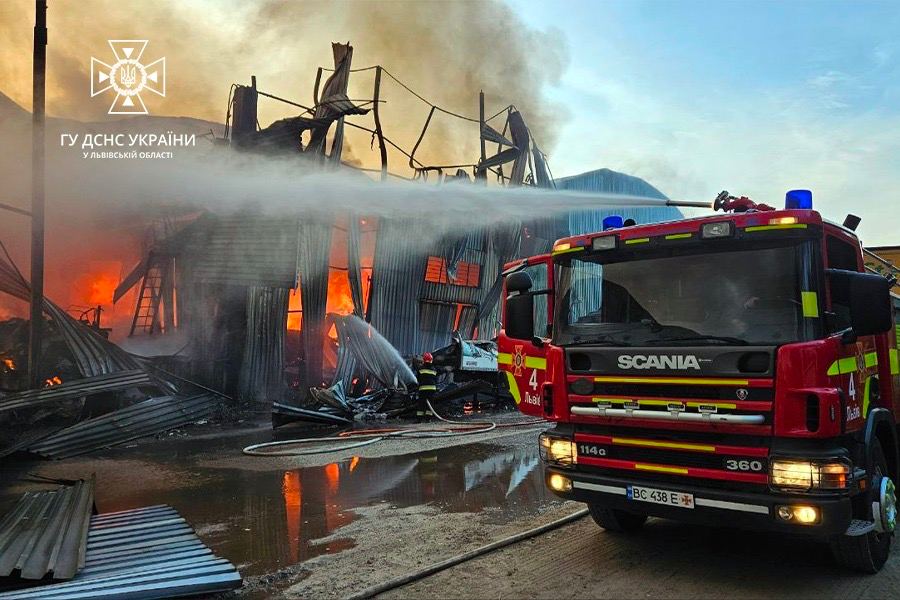Во Львове загорелись промышленные склады после удара российских БПЛА