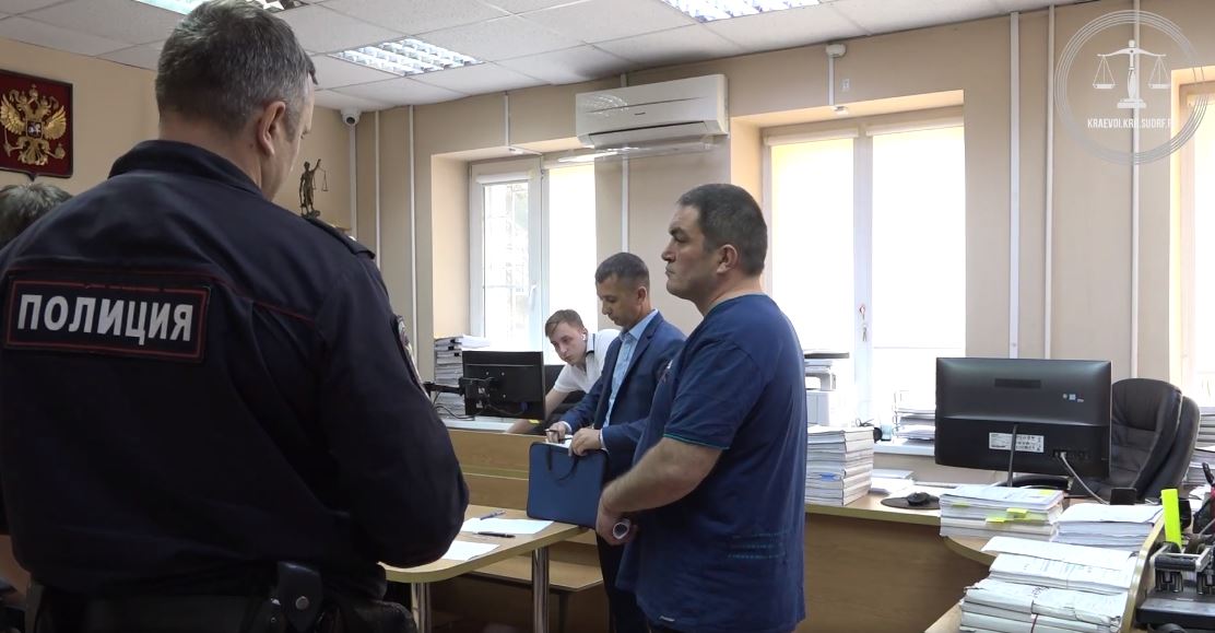 Мужчине, ударившему ребенка-инвалида в Краснодаре на площадке, вынесли приговор