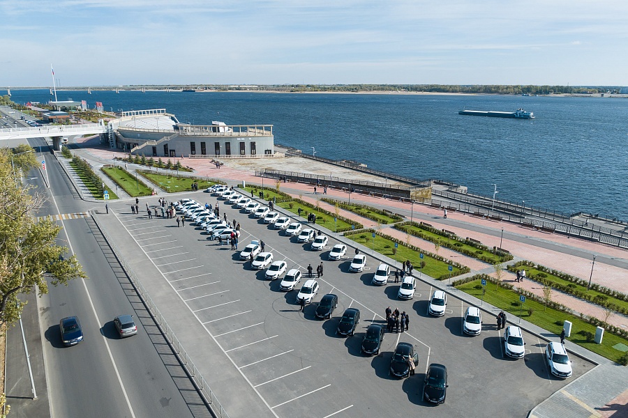 В Волгоградской области вручили спецавтомобили участникам боевых действий и реабилитационным службам региона