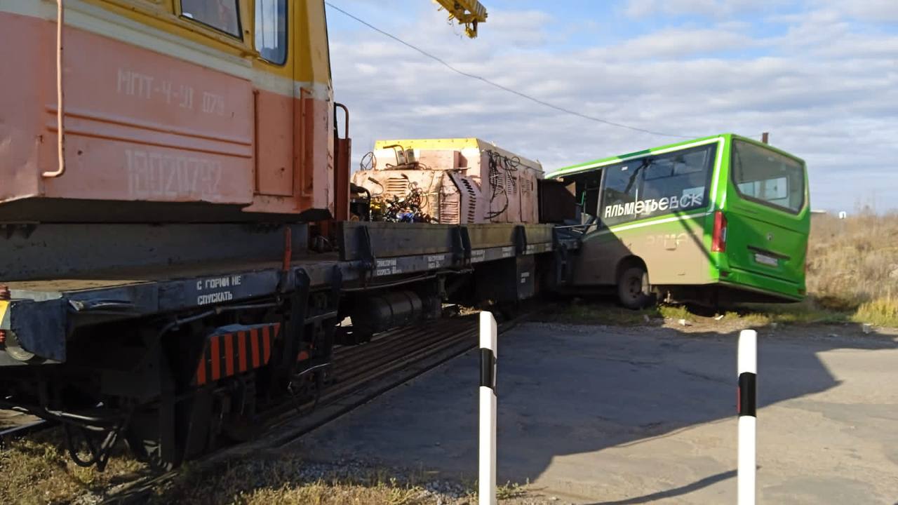 В Татарстане маршрутка и локомотив столкнулись на переезде