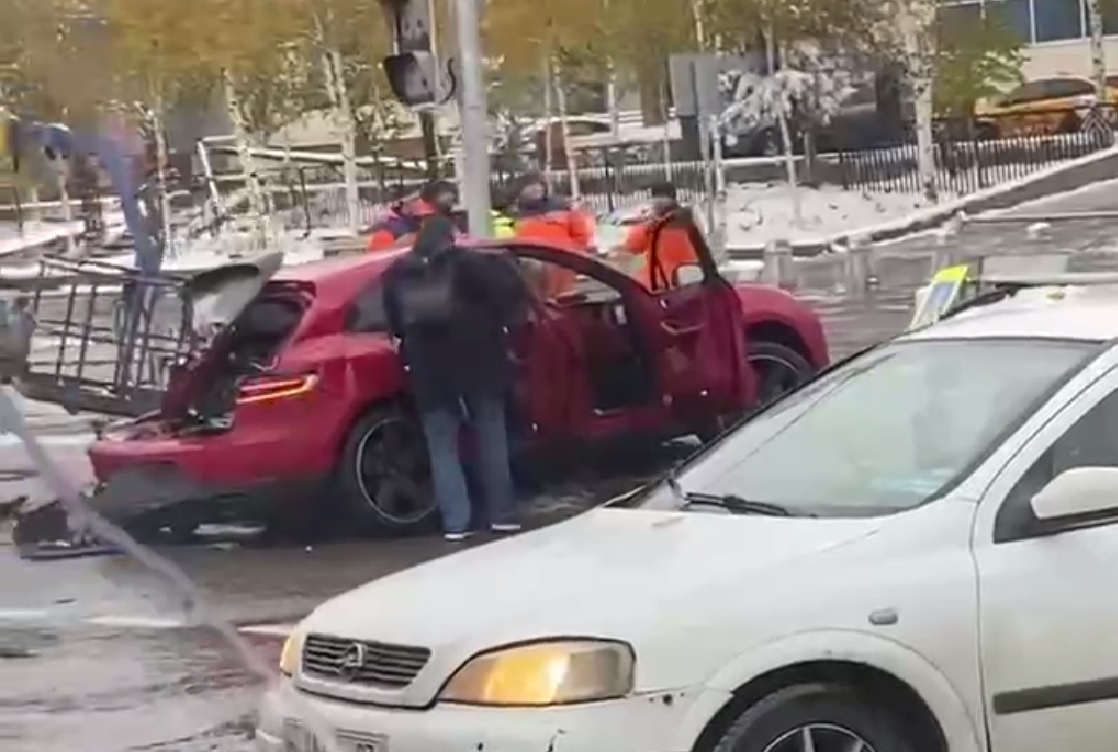 Появились кадры аварии с Porsche на Варшавском шоссе в Москве