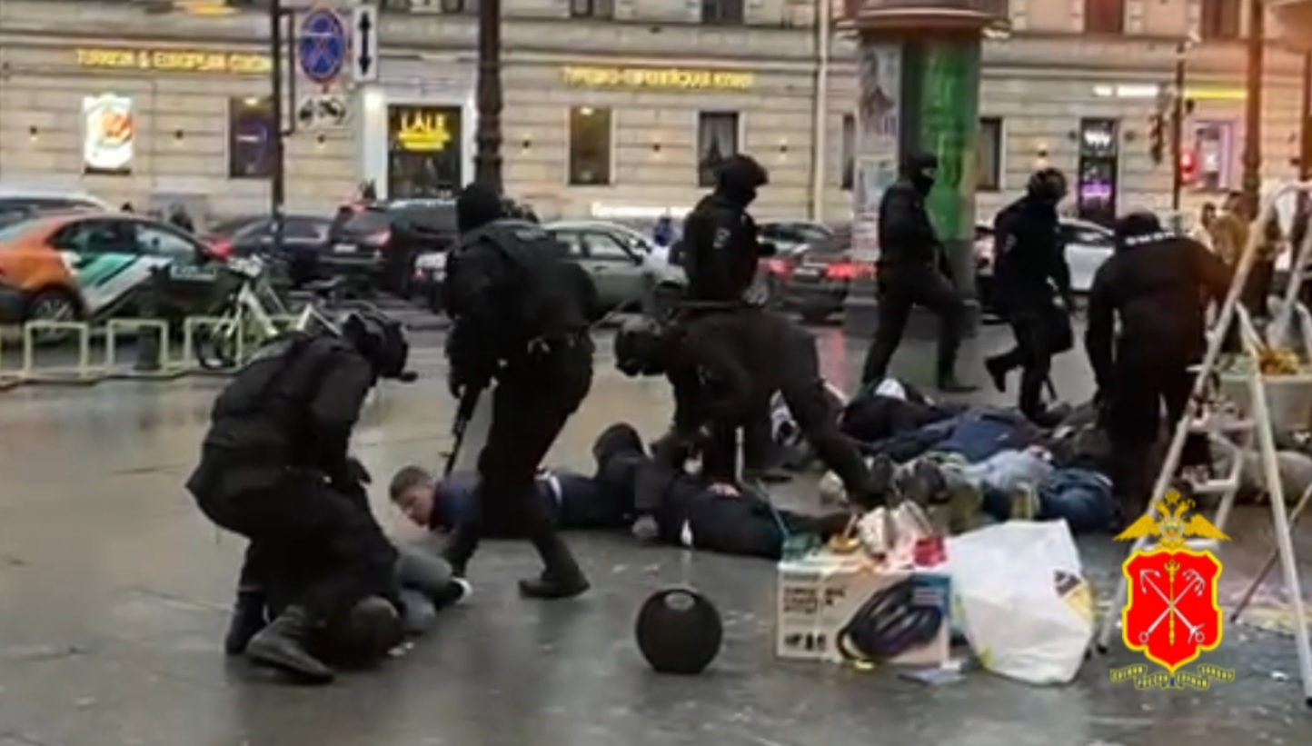 В Петербурге настоящие полицейские скрутили липовых ОМОНовцев