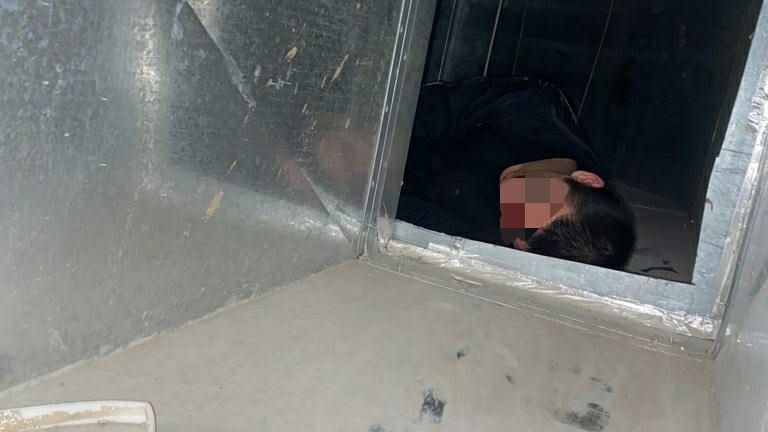 В Уфе из шахты лифта вызволили парня, уснувшего в венткоробе