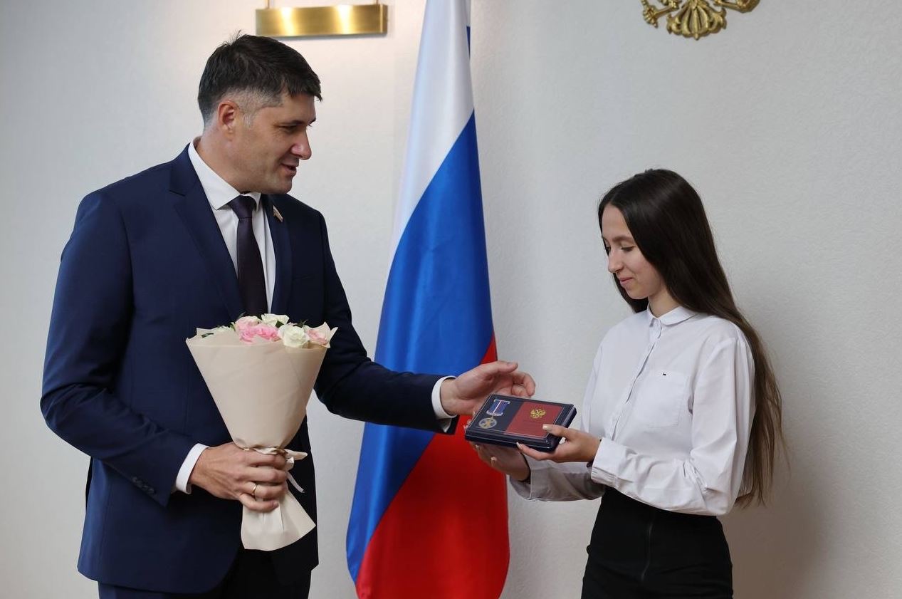 Двух юных героев Ямала наградили в Совете Федерации