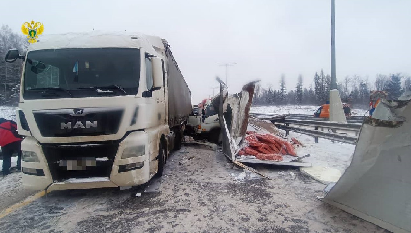 Пассажир тяжело пострадал в аварии с фурой на ЦКАД