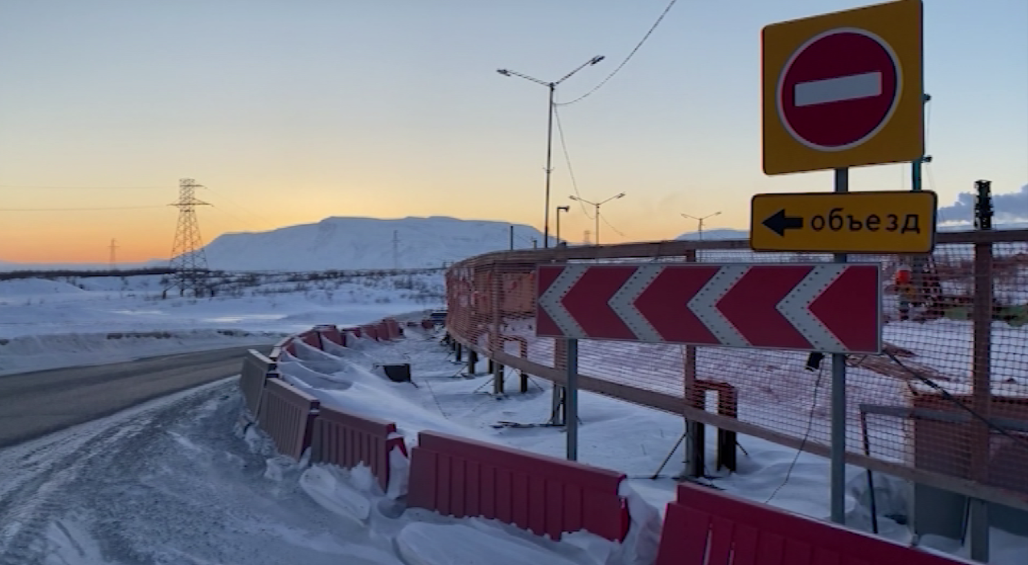 В Норильске, несмотря на мороз, строители продолжают возводить мост через реку Наледную