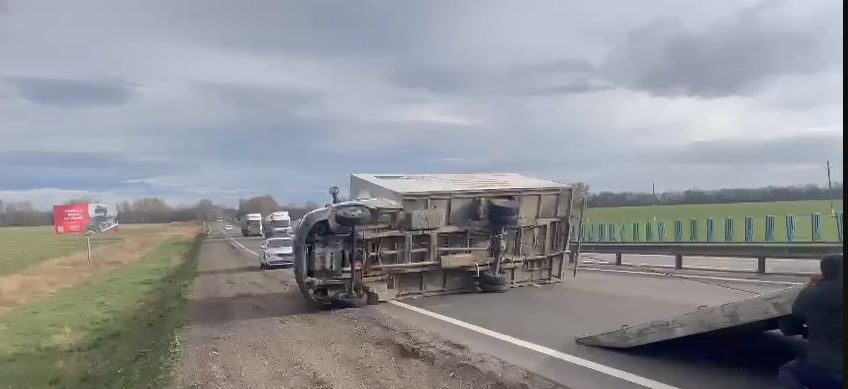 Ураган переворачивает грузовики на трассах Краснодарского края