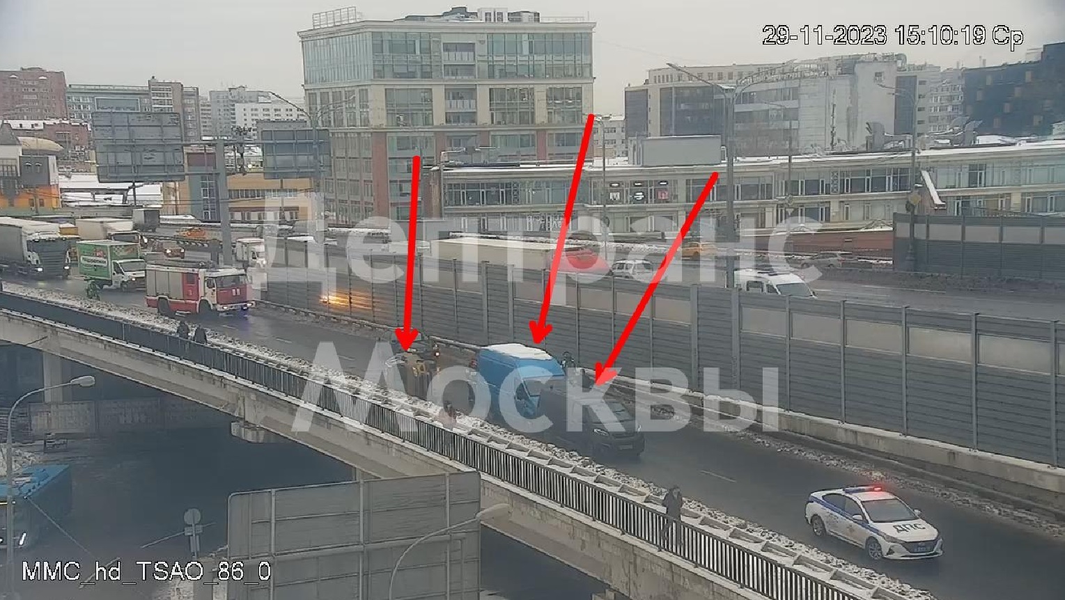 Легковушка "прилегла" на бок после массовой аварии на ТТК