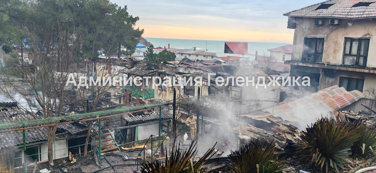 Крупный пожар в Геленджике уничтожил несколько домов