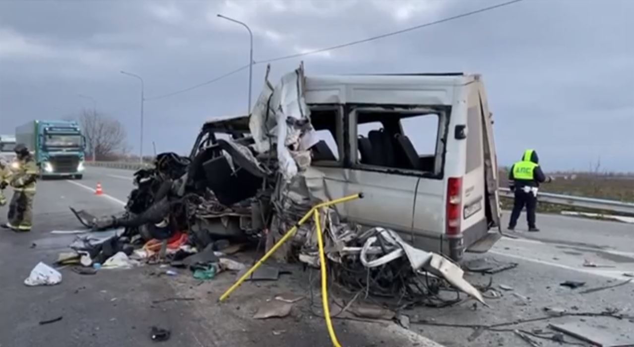 На Кубани три человека погибли в ДТП с маршруткой