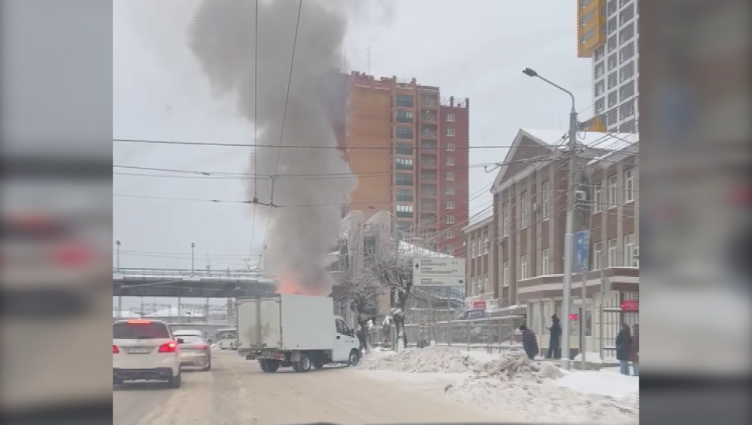 Утром в Красноярске загорелся малотоннажный грузовичок