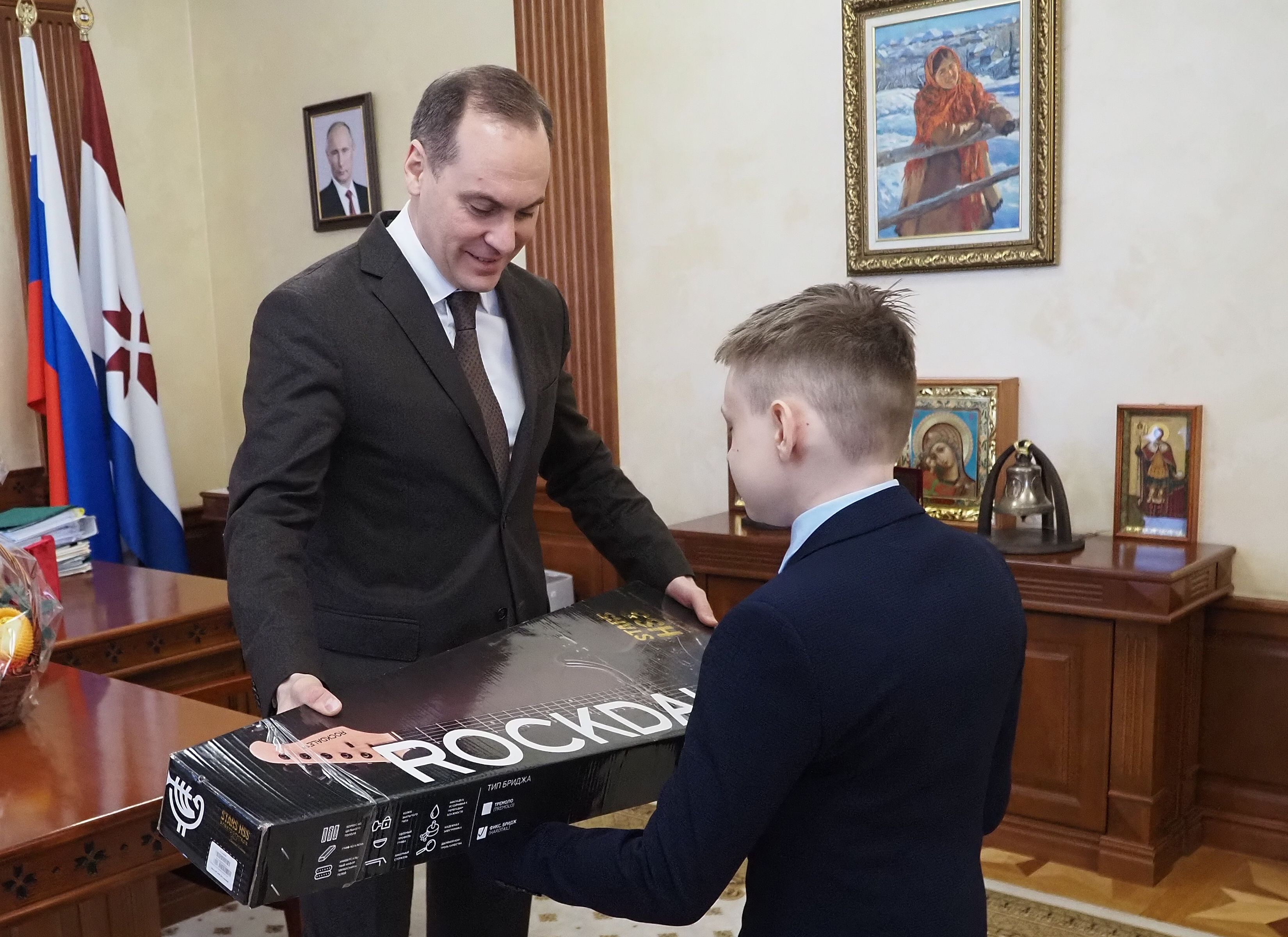 Глава Мордовии подарил мальчику гитару