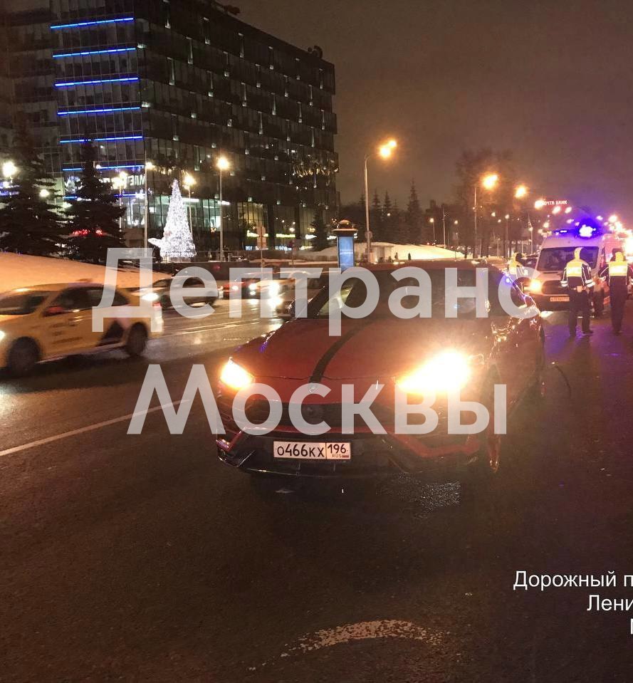 Lamborgini Urus насмерть сбил человека возле ТЦ "Метрополис"