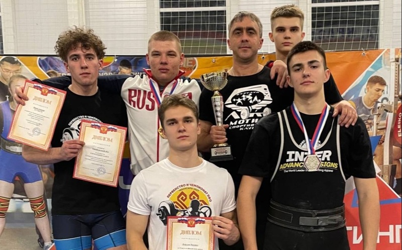 Оренбуржцы вернулись с чемпионата и первенства ПФО по пауэрлифтингу с золотыми медалями