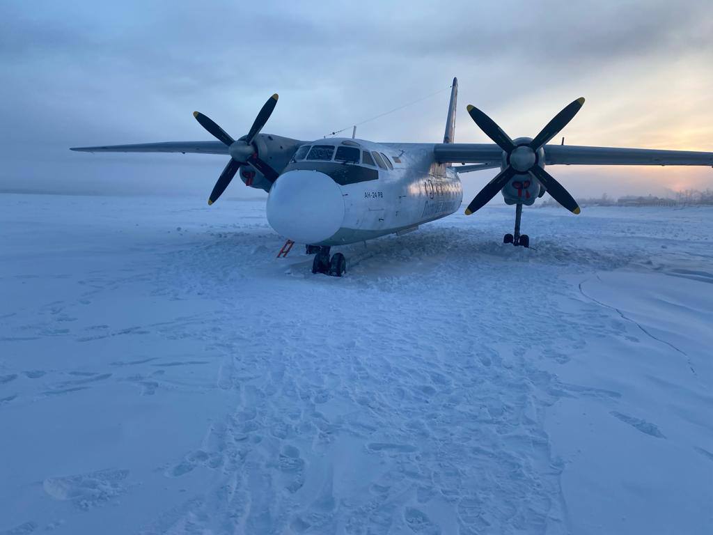 Севший на замерзшую реку в Якутии Ан-24 отбуксировали на аэродром