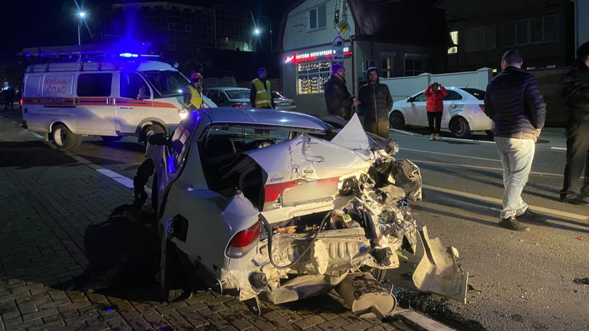 Автокран снес шесть автомобилей в Геленджике из-за отказавших тормозов