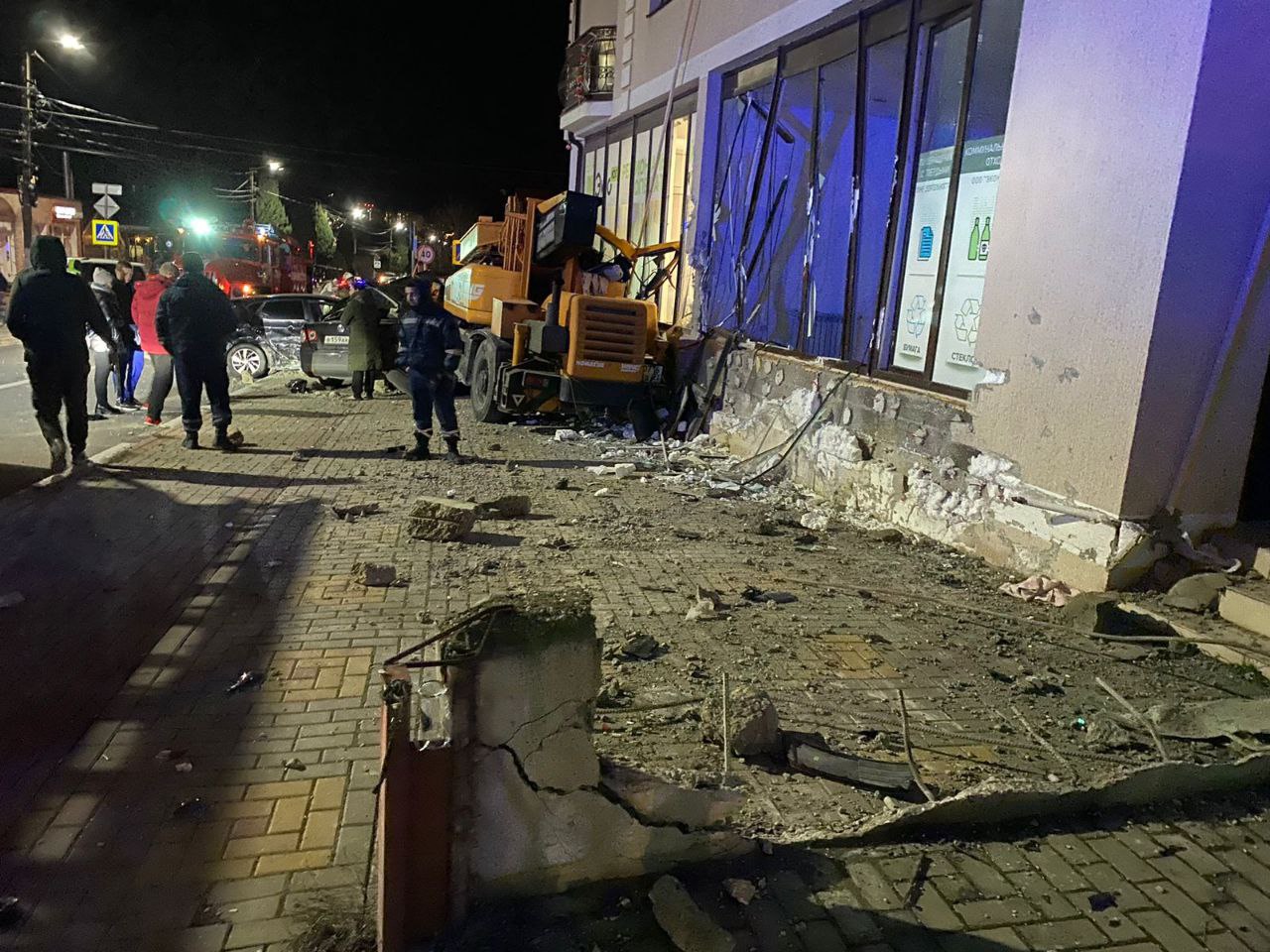 В массовой аварии с автокраном в Геленджике пострадали 13 машин