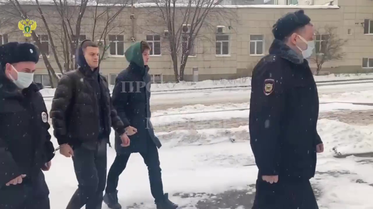 Бегавшим по крыше поезда в метро блогерам дали 17 суток на двоих