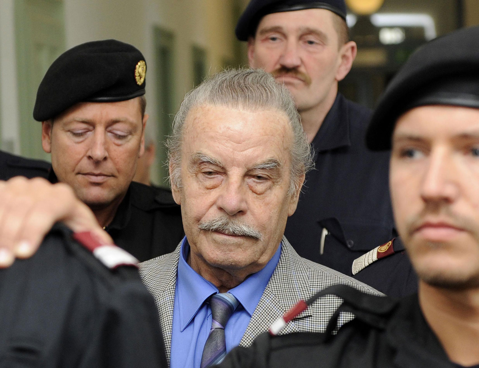 Маньяка, 24 года державшего дочь в секс-рабстве, признали неопасным