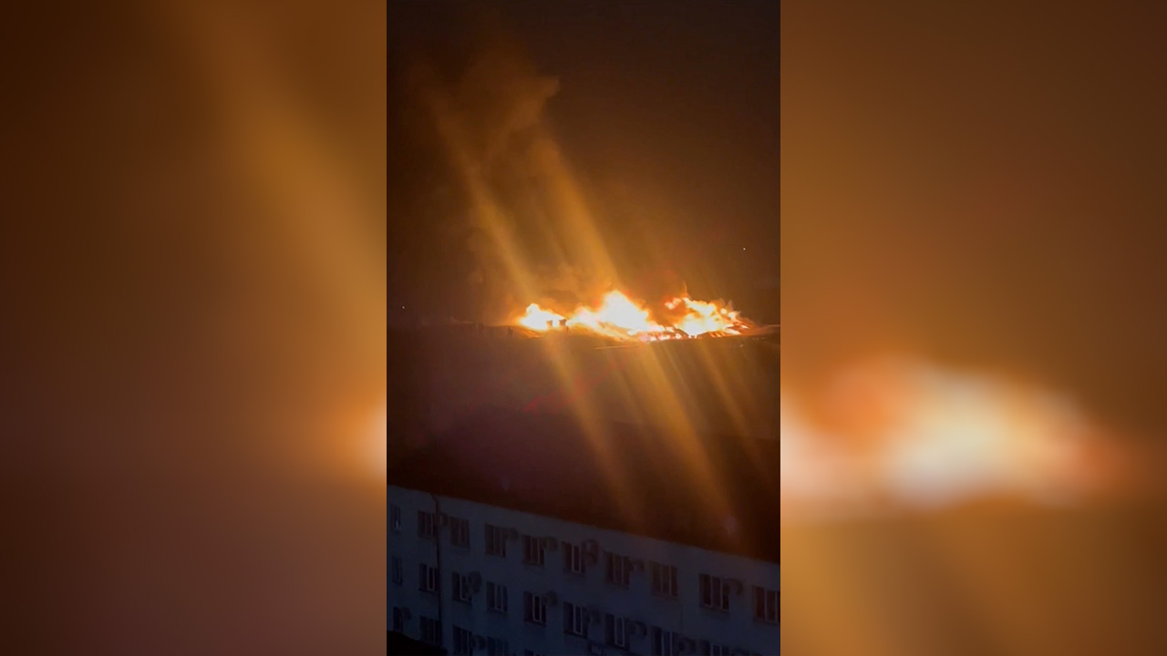 Возгорание крыши жилого дома стало причиной эвакуации 65 человек в Махачкале