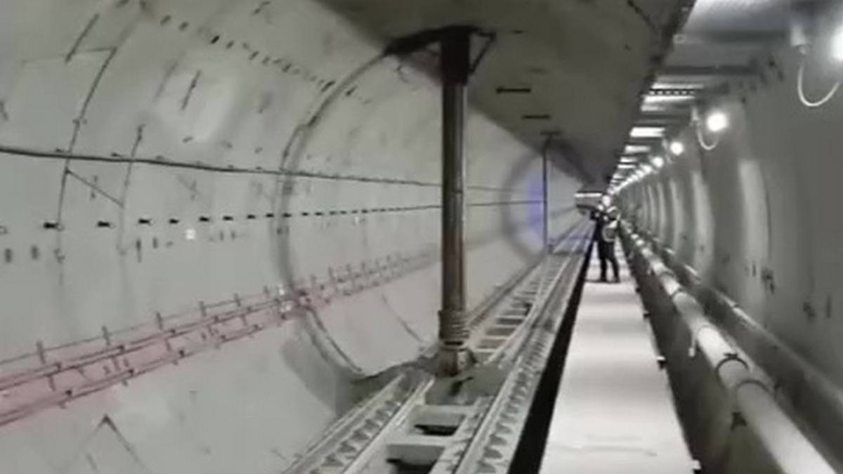 Буровая установка пробила тоннель метро в Стамбуле