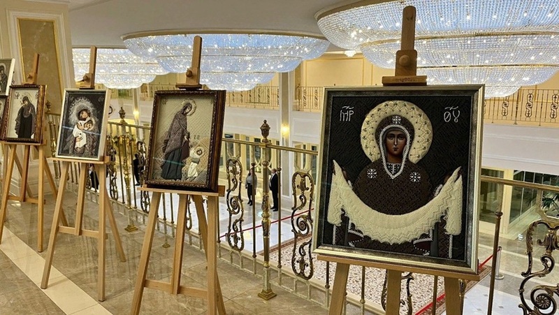 Оренбургскую выставку икон в пуховых ризах посетили участники Рождественских парламентских встреч