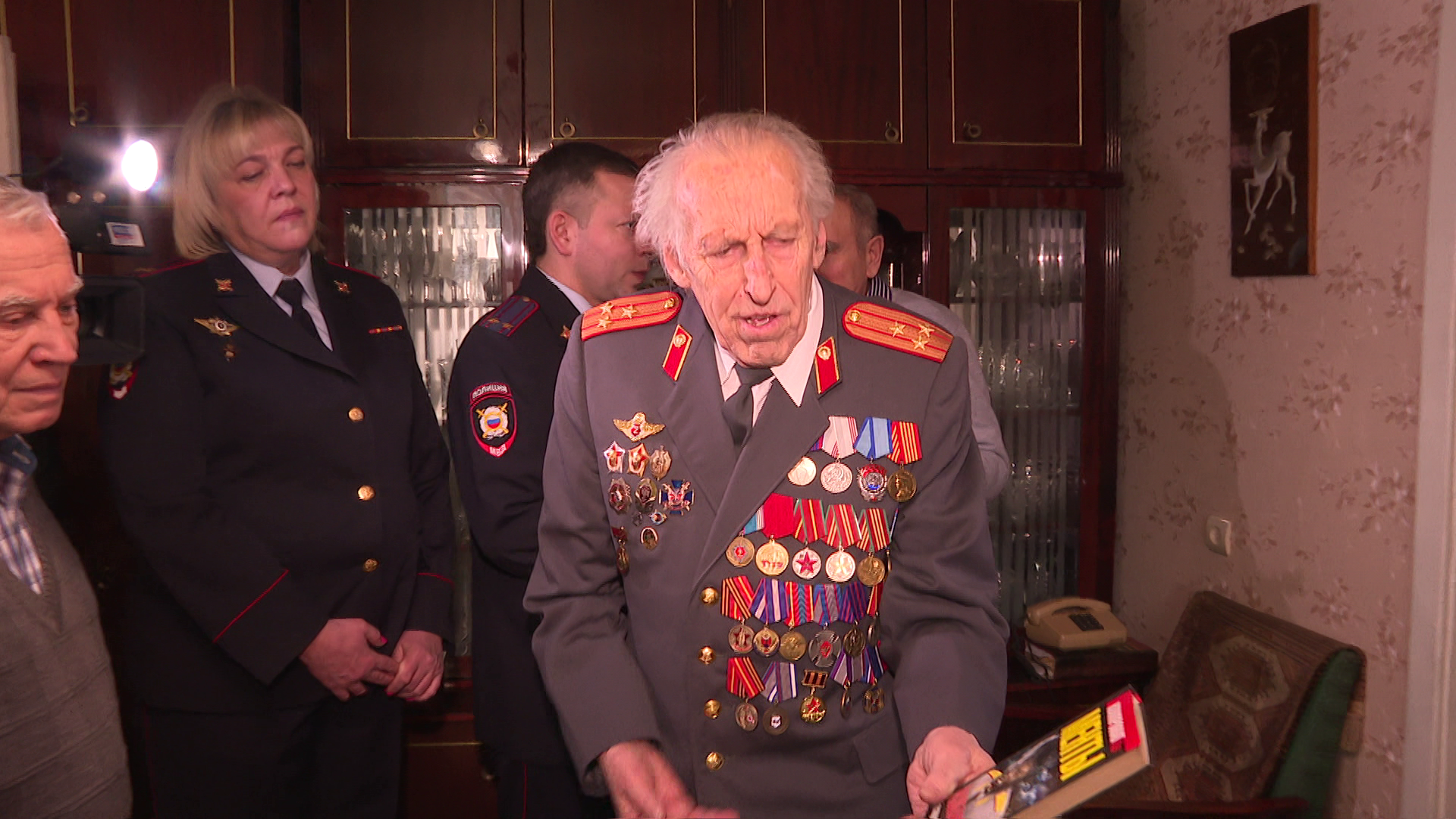 Работу над своей автобиографией заканчивает 90-летний пенсионер МВД Роберт Фролов