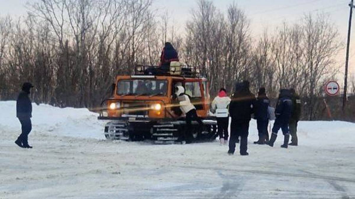 Туристы самостоятельно вернули на дорогу перевернувшийся под Териберкой вездеход
