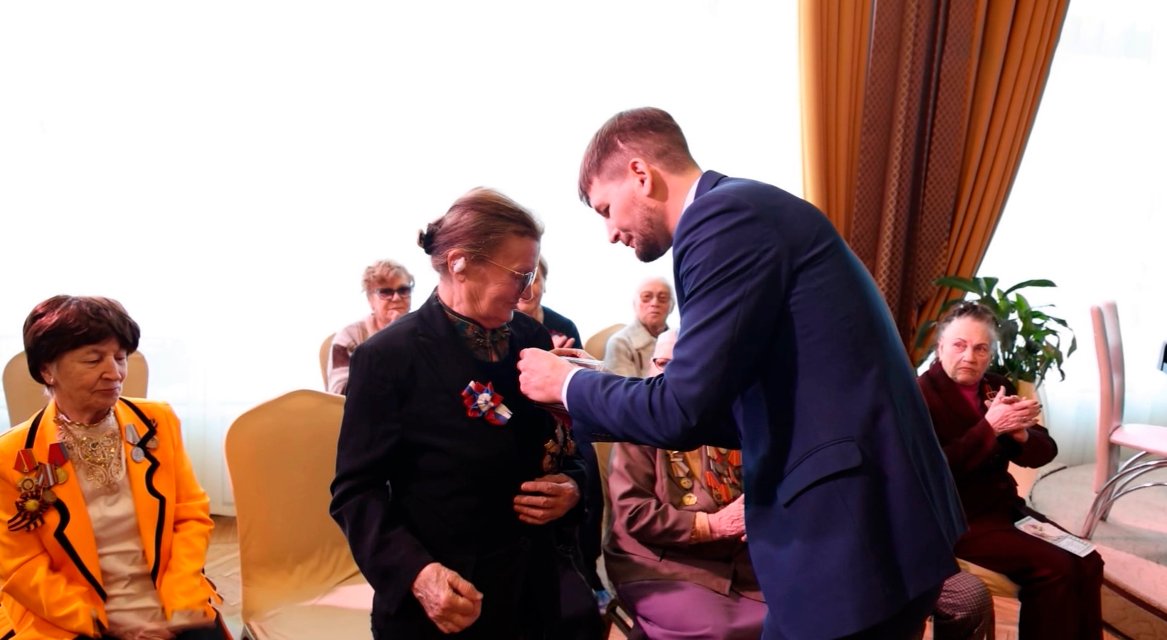Почетный знак "Жителю блокадного Ленинграда" вручили Жанне Крамаренко