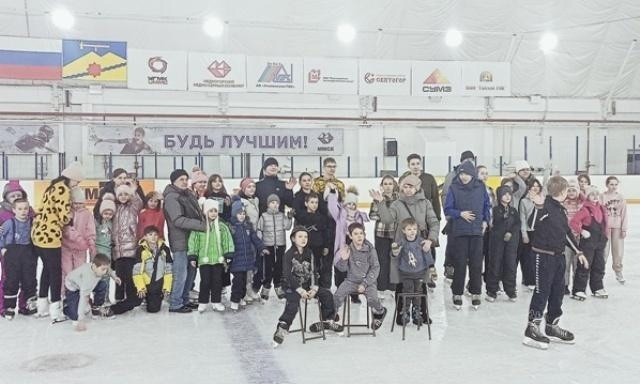 В Медногорске прошло массовое катание ребят из многодетных семей на коньках