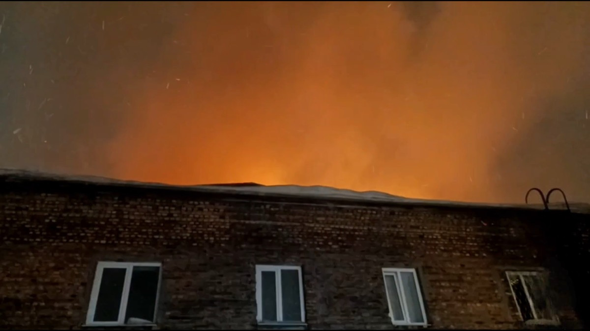Цех по производству рыбных консервов загорелся ночью в Мурманске