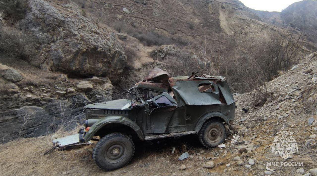 Раритетный советский автомобиль свалился в ущелье в Кабардино-Балкарии
