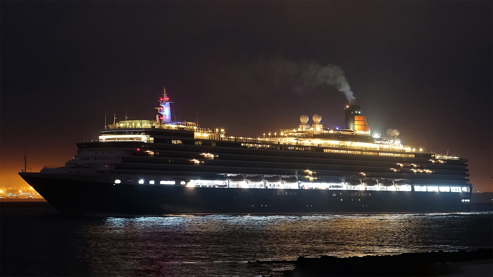 На круизном лайнере Queen Victoria произошло массовое отравление