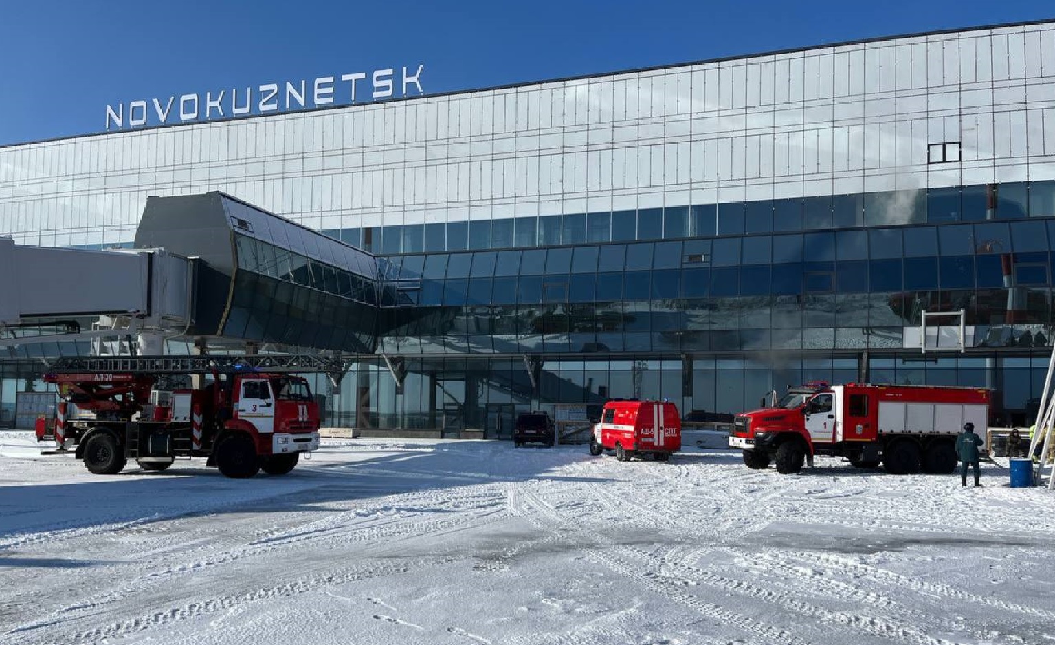 Пожарные справились с возгоранием в аэропорту Новокузнецка