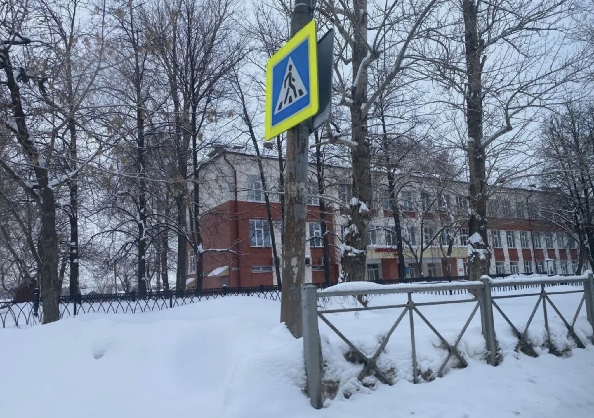 Ученица упала с третьего этажа школы в Казани