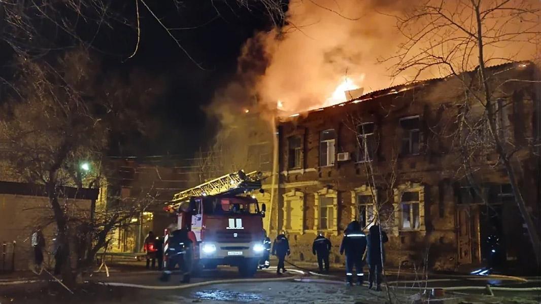 Пожарные ликвидировали открытое горение в доме на площади Шаумяна в Астрахани