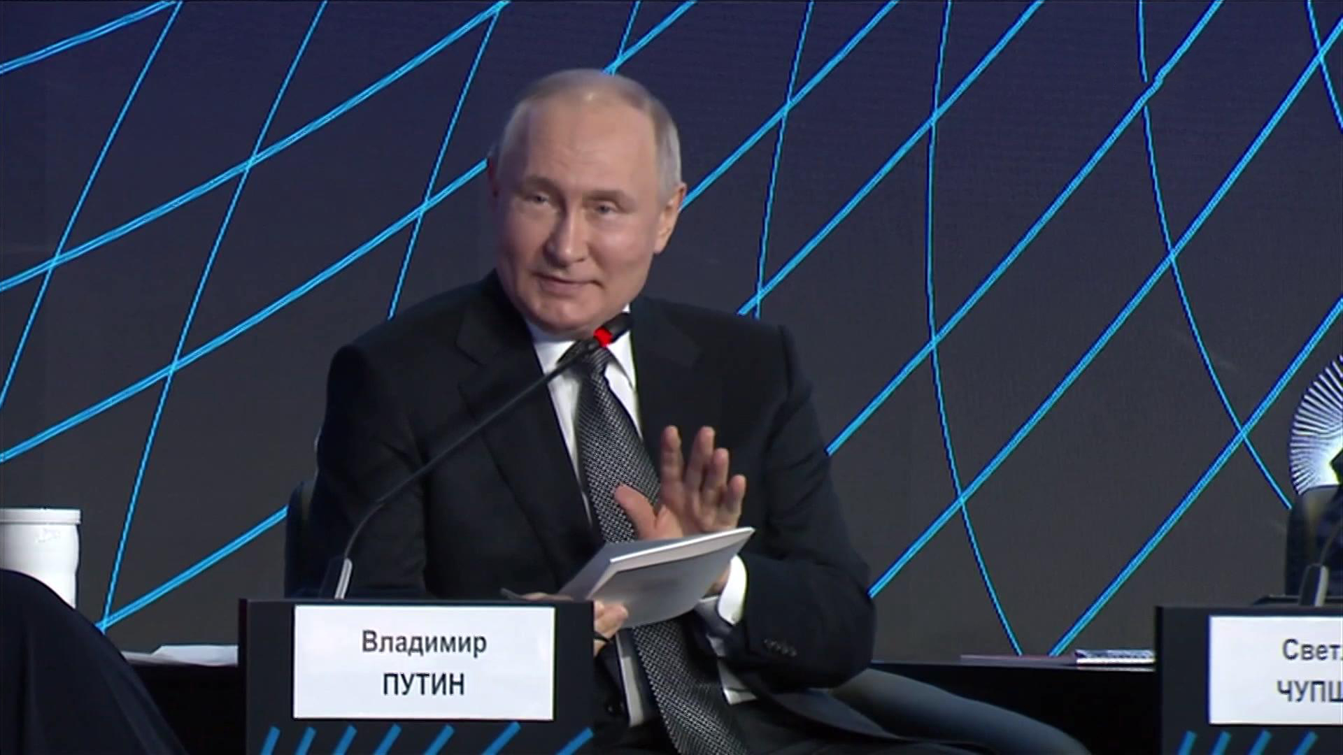 Путин пошутил про диктатуру на форуме АСИ