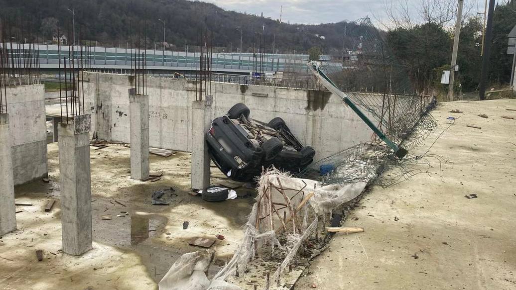 Женщина за рулем BMW упала в котлован в Сочи