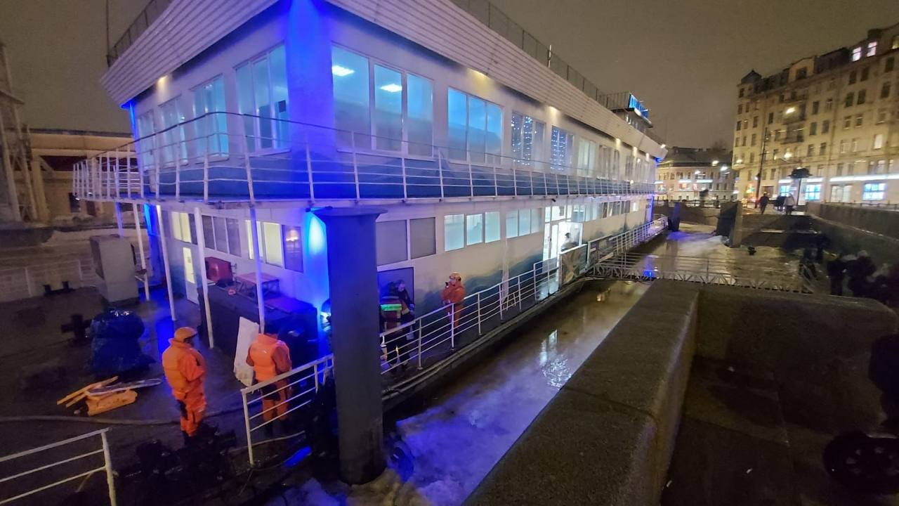 Отель на воде едва не затонул в Петербурге