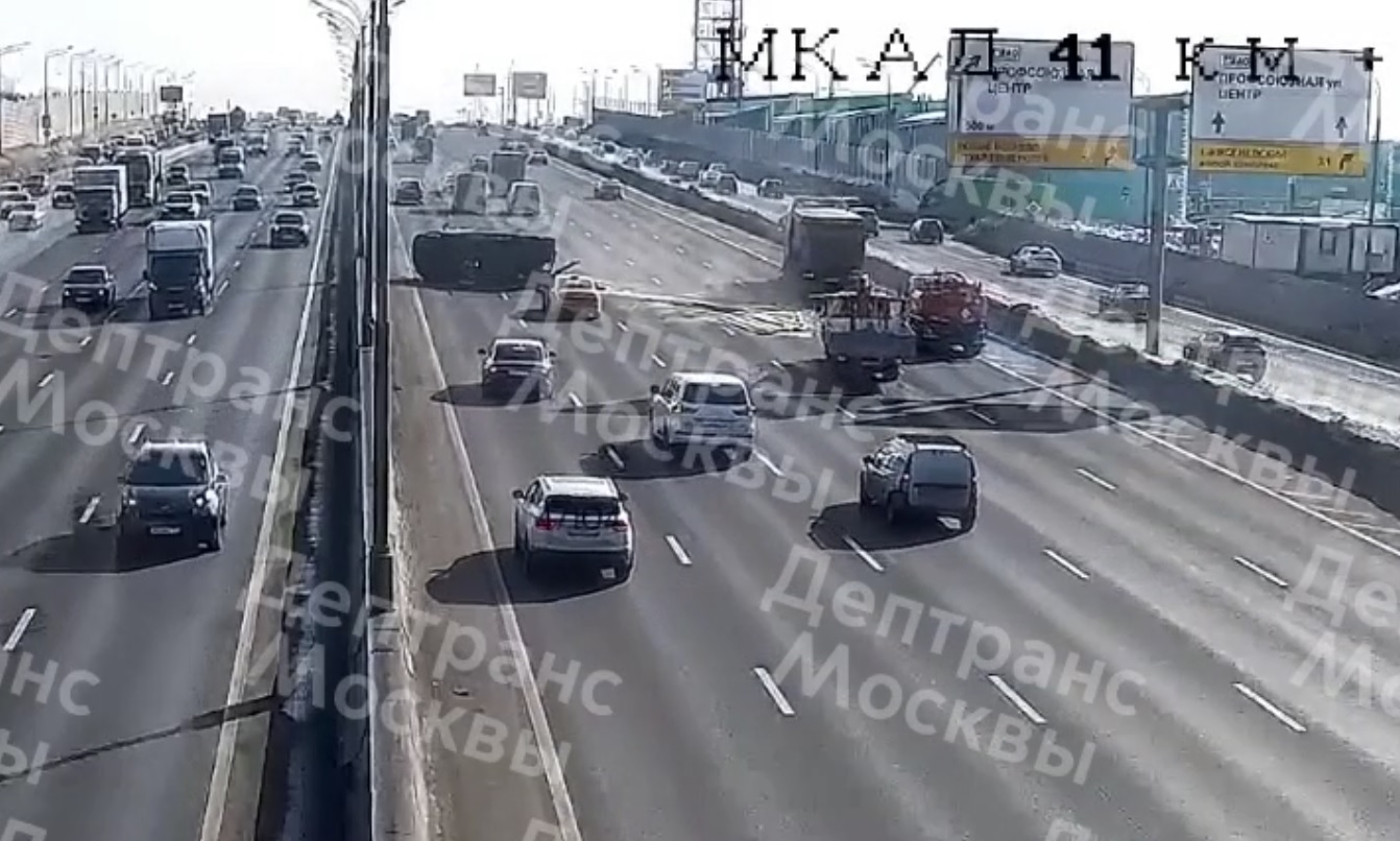 Фура снесла и опрокинула стоящий фургон на МКАД