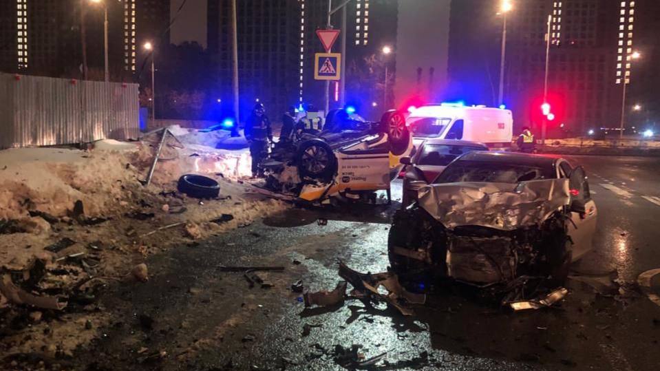 Пассажирка такси погибла после тройного ДТП в Москве