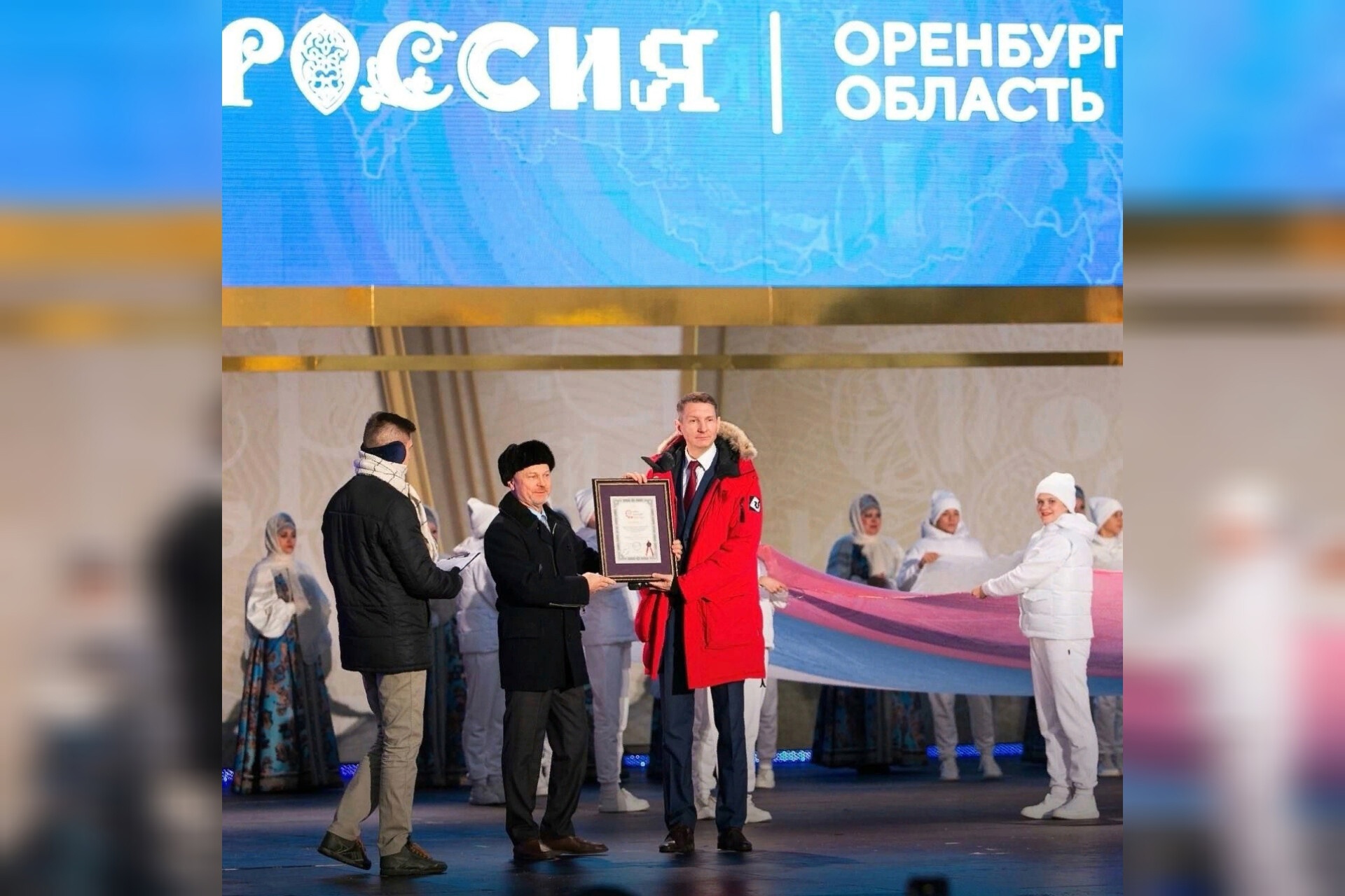 В Сочи развернули оренбургский пуховый триколор на Всемирном фестивале молодежи
