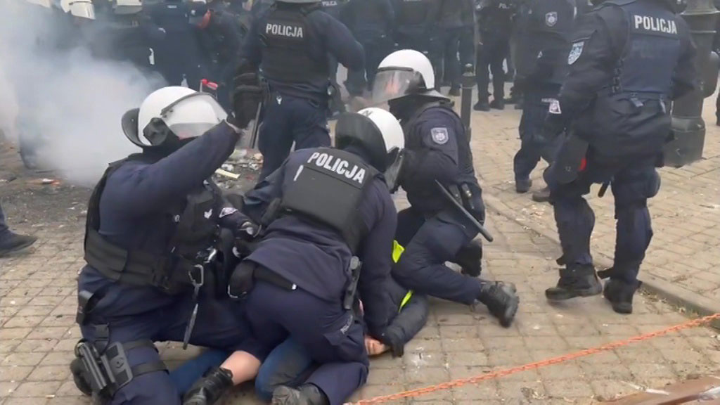 В Польше задержали курьера с банками кукурузы и решили, что он готовил теракт