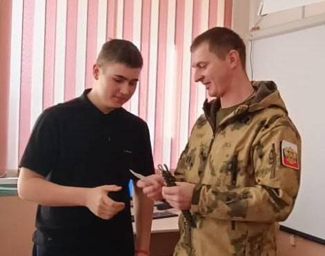 Боец СВО из Сорочинска встретился с писавшим на фронт школьником