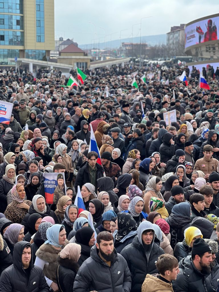 Участники митинга в Грозном призвали принять участие в выборах президента России