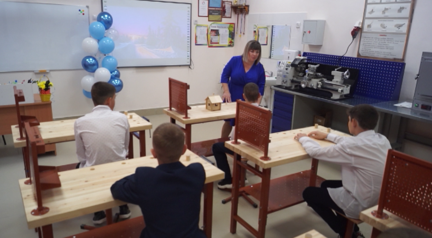 Более 12-ти тысяч педагогов в небольших поселках края начнут получать еще одну доплату