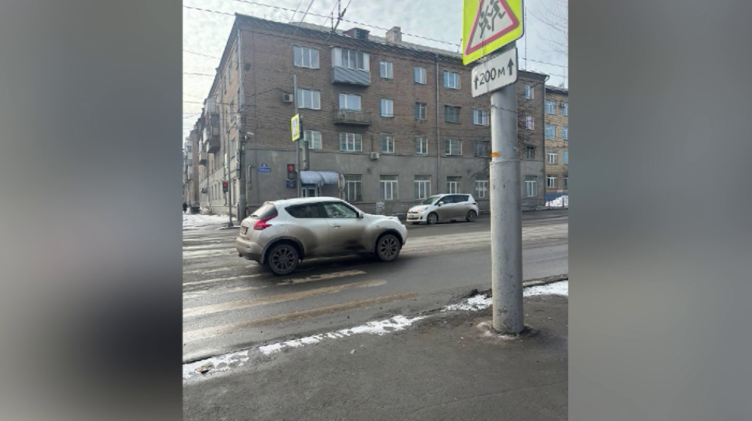 В Красноярске на 17-летнюю девушку упал лед с крыши многоэтажки
