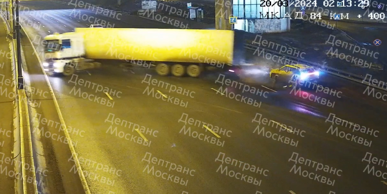 Таксист сдал назад на МКАД и устроил аварию с фурой