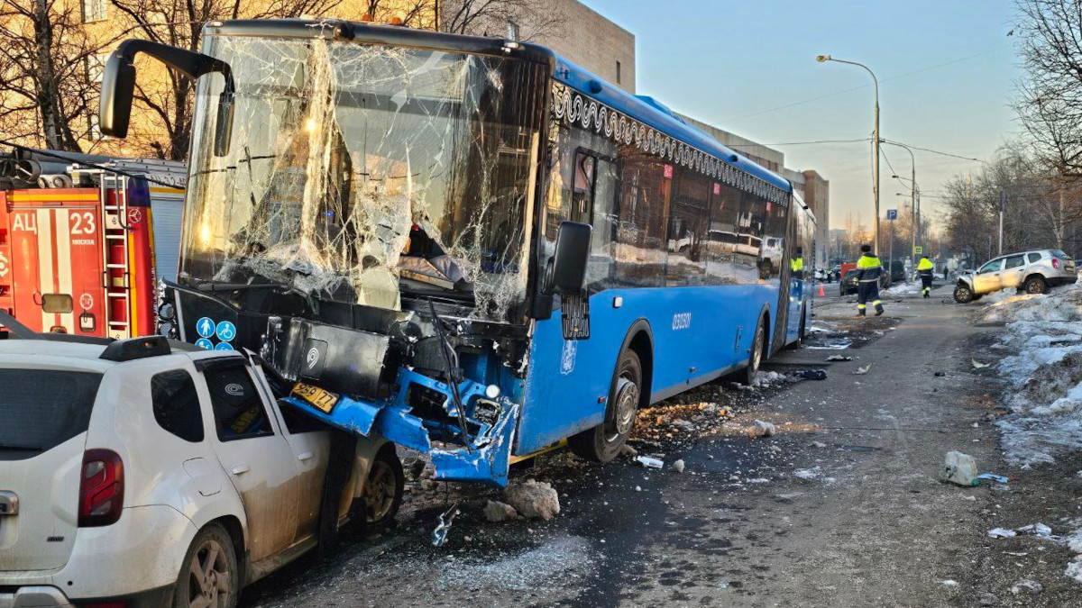 В Москве маршрутный автобус попал в крупную аварию