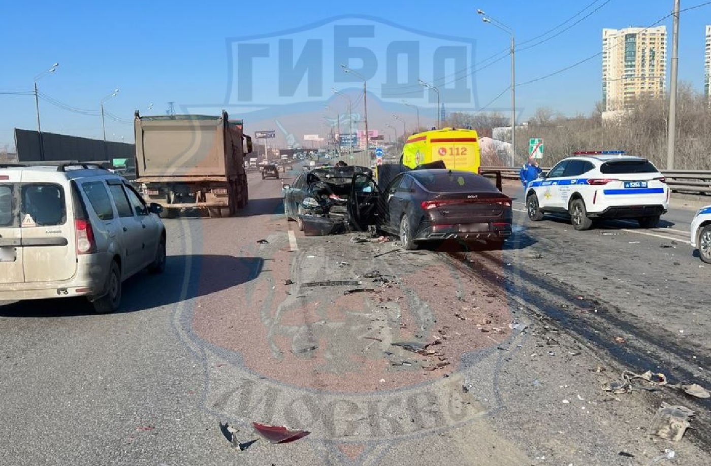 В серьезном ДТП на Новорижском шоссе в Москве погиб человек